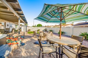 Outdoor dining - Enchanting home with private hot tub, putting green, yard & washer/dryer (Scottsdale)