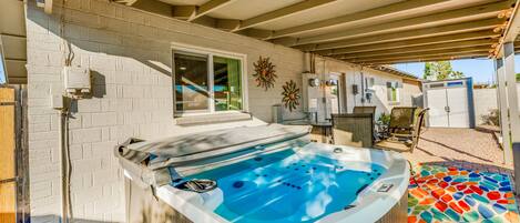 Outdoor spa tub