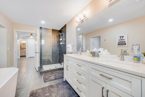 Shower, hair dryer, towels - Enchanting home with private hot tub, putting green, yard & washer/dryer (Scottsdale)