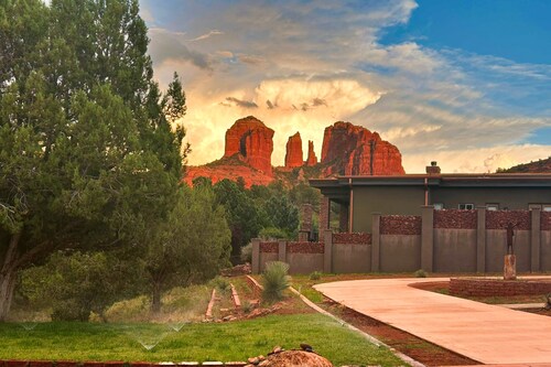 Creekside Guest House on an acre, with Cathedral Rock views & Creek access