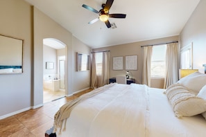 4 bedrooms, free WiFi, bed sheets - Single-level home with private pool, golf course views, pool table, & W/D (Avondale)
