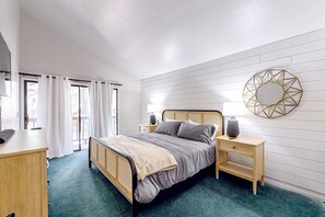 3 bedrooms, desk, iron/ironing board, travel cot - Bohemian condo with updated interior, work desk, fireplace, & mountain views (Pinetop)
