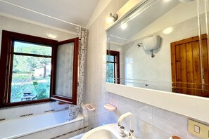 Shower, hair dryer, bidet, towels - Villa Prestige 🌊✨ - Refinement and Relaxation Just a Step from the Sea (Santa Margherita di Pula)