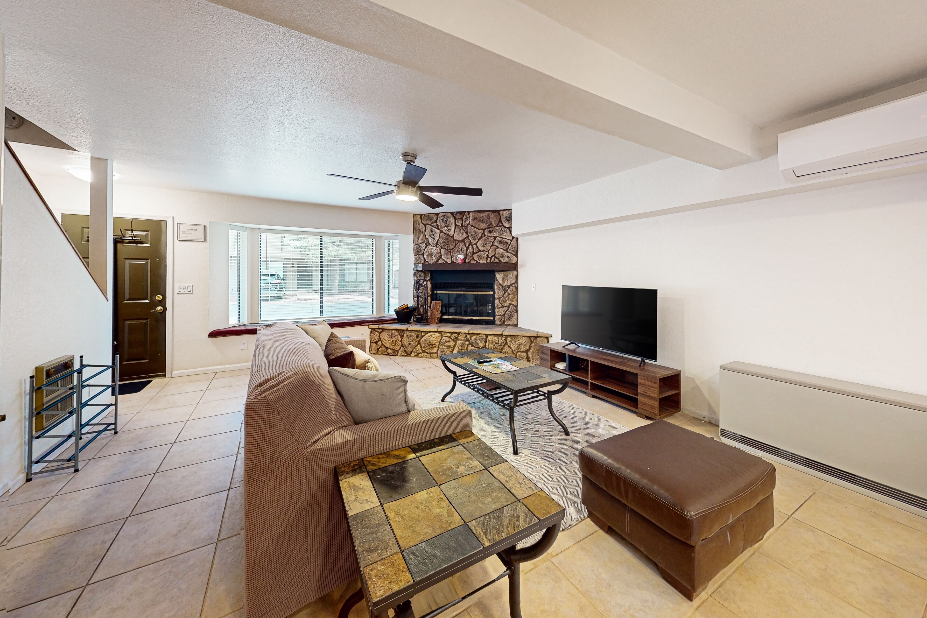 Peaceful Condo With Patio, Pool/hot Tub, Gym, And Fireplace - 파인탑-레이크사이드