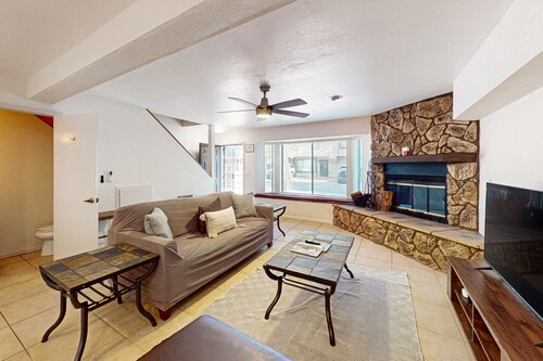 Peaceful condo with patio, pool/hot tub, gym, and fireplace