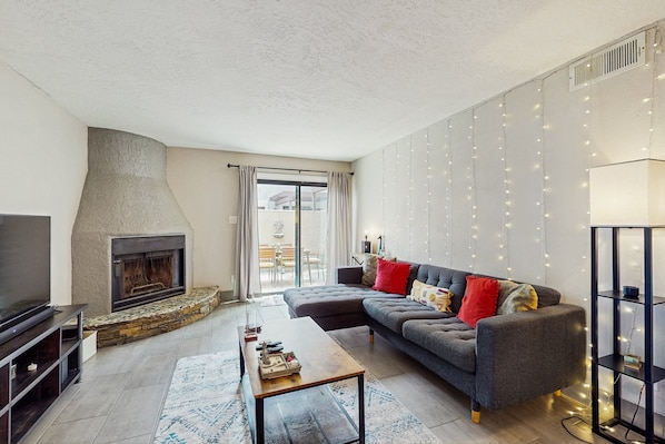 Smart TV - Ground floor condo w/ private patio & direct access to shared pool, dog-friendly (Scottsdale)