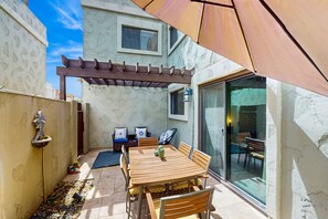 Outdoor dining - Ground floor condo w/ private patio & direct access to shared pool, dog-friendly (Scottsdale)