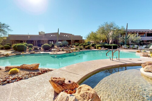 Lovely, Ground-Floor Townhouse with a Great Location, Patios, WiFi & Shared Pool