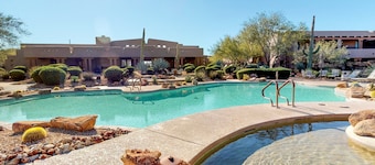 Lovely, Ground-Floor Townhouse with a Great Location, Patios, WiFi & Shared Pool