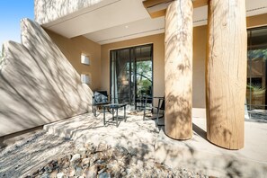 Terrace/patio - Lovely, Ground-Floor Townhouse with a Great Location, Patios, WiFi & Shared Pool (Carefree)