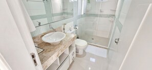 Basic Apartment | Bathroom | Shower, towels, soap, toilet paper - COAPI0100 - Edificio Palais Atlantique (Salvador)