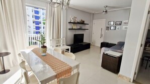 A modern apartment with a dining area, living room, and balcony. - COAPI0100 - Edificio Palais Atlantique (Salvador)