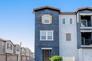 Exterior - Charming Condo with Central A/C & Washer/Dryer - Shared Pool & Hot Tub (Phoenix)