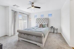 2 bedrooms, desk, iron/ironing board, free WiFi - Charming Condo with Central A/C & Washer/Dryer - Shared Pool & Hot Tub (Phoenix)