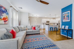Smart TV - Charming Condo with Central A/C & Washer/Dryer - Shared Pool & Hot Tub (Phoenix)