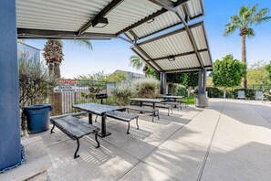 Outdoor dining - Charming Condo with Central A/C & Washer/Dryer - Shared Pool & Hot Tub (Phoenix)