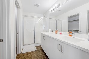 Shower, hair dryer, towels - Charming Condo with Central A/C & Washer/Dryer - Shared Pool & Hot Tub (Phoenix)