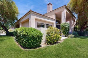 Exterior - Luxe Condo in PGA West w/grill, patio, shared pool & hot tub-close to Coachella (La Quinta)