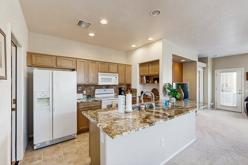 Bright 2nd floor Condo w/ mountain & valley views, shared pool/hot tub/gym