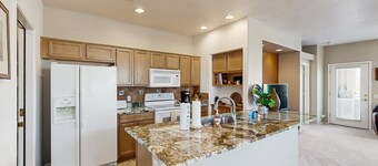 Bright 2nd floor Condo w/ mountain & valley views, shared pool/hot tub/gym