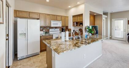 Bright 2nd floor Condo w/ mountain & valley views, shared pool/hot tub/gym