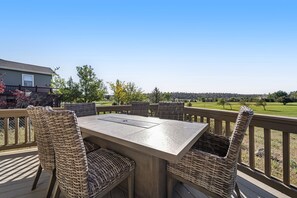 Outdoor dining - Refined home with a game room, balcony, grill, washer/dryer, & four bedrooms (Flagstaff)