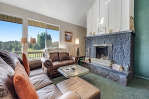 Smart TV, fireplace, books - Refined home with a game room, balcony, grill, washer/dryer, & four bedrooms (Flagstaff)