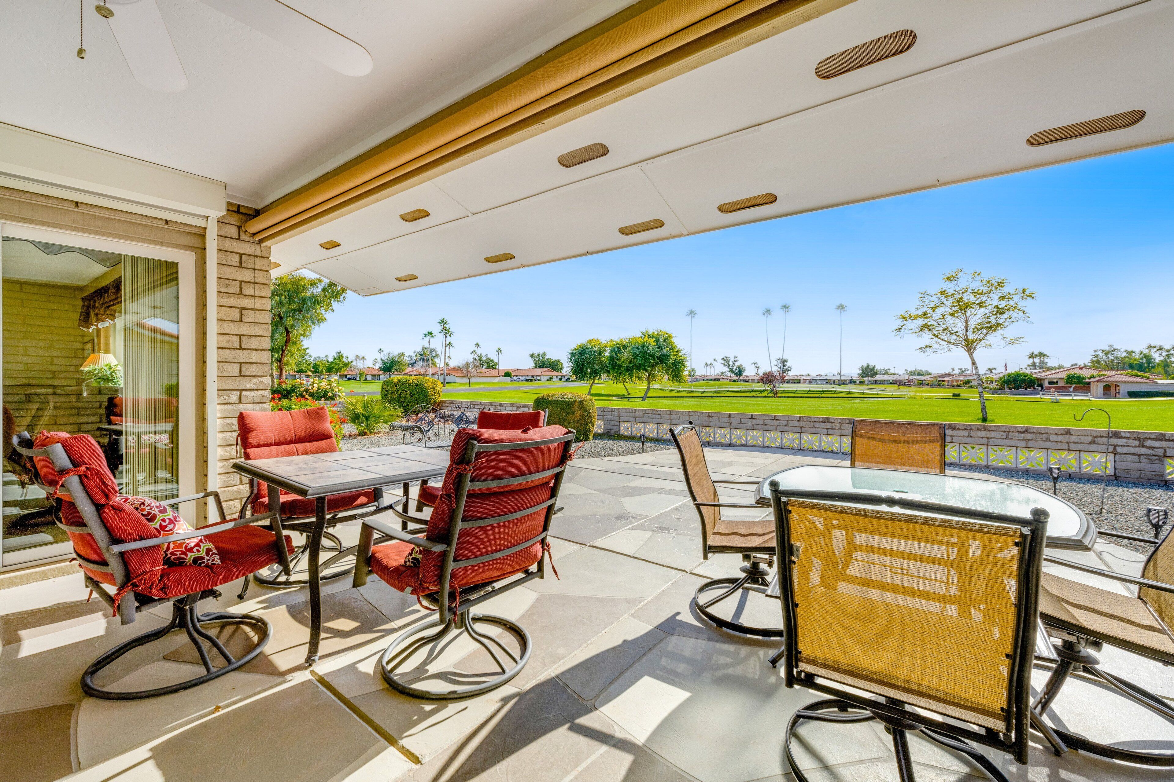 屋外ダイニングエリア