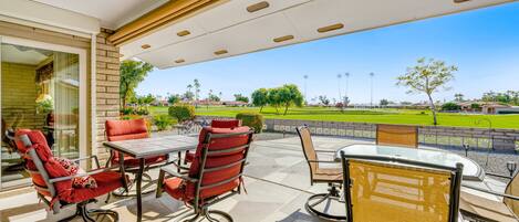 屋外ダイニングエリア