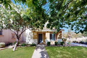 Exterior - Classy house near trails with pools, playground, basketball & beautiful upgrades (Gilbert)