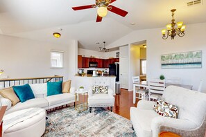 Smart TV - Classy house near trails with pools, playground, basketball & beautiful upgrades (Gilbert)