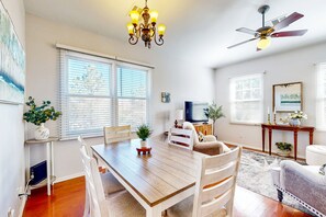 Dining - Classy house near trails with pools, playground, basketball & beautiful upgrades (Gilbert)