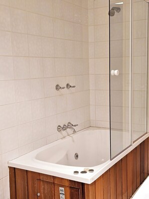 Sèche-cheveux, serviettes fournies, savon, papier toilette