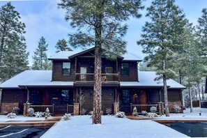 Exterior - Mountain Views, Cozy Comfort, and Snowbird Bliss – Your Perfect Show Low Getaway (Show Low)