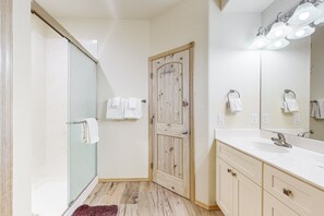 Shower, hair dryer, towels - Mountain Views, Cozy Comfort, and Snowbird Bliss – Your Perfect Show Low Getaway (Show Low)