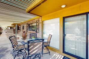 Outdoor dining - Charming condo, conveniently located, with shared pool & w/d (Carefree)