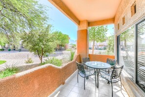 Outdoor dining - Remodeled getaway with pool & hot tub - near hiking & town (Oro Valley)