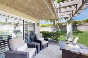 Terrace/patio - Cookout-ready corner condo with pool, hot tub & tennis - 7-night minimum stay (Palm Springs)