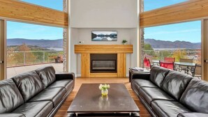 TV - Peaceful Garden Retreat with Family & Resort Amenities (West Kelowna)