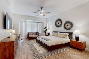 4 bedrooms, free WiFi, bed sheets - Sun-soaked home with game tables, office, fireplace, & mtn view (Glendale)
