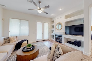 Smart TV, fireplace, computer monitors - Sun-soaked home with game tables, office, fireplace, & mtn view (Glendale)