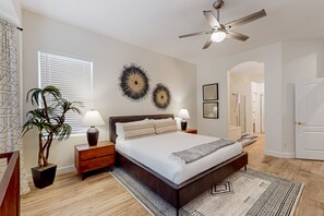 4 bedrooms, free WiFi, bed sheets - Sun-soaked home with game tables, office, fireplace, & mtn view (Glendale)