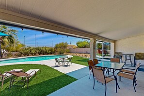 Outdoor dining - Luxe getaway with private heated pool, patio, and mountain views - walk to park (Fountain Hills)