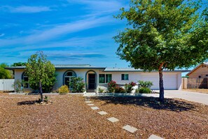 Exterior - Luxe getaway with private heated pool, patio, and mountain views - walk to park (Fountain Hills)