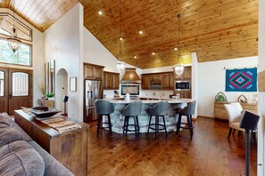 Interior - Luxurious mountain home w/ firepit & grill - close to hiking, fishing, & golf (Show Low)
