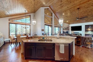 Interior - Luxurious mountain home w/ firepit & grill - close to hiking, fishing, & golf (Show Low)