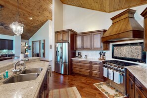 Fridge, microwave, oven, stovetop - Luxurious mountain home w/ firepit & grill - close to hiking, fishing, & golf (Show Low)