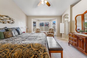 3 bedrooms, desk, iron/ironing board, free WiFi - Lovely getaway with private pool, putting green & desk (Gilbert)