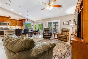 Smart TV, DVD player, books - Lovely getaway with private pool, putting green & desk (Gilbert)