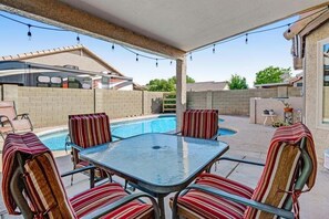 Outdoor dining - Lovely getaway with private pool, putting green & desk (Gilbert)